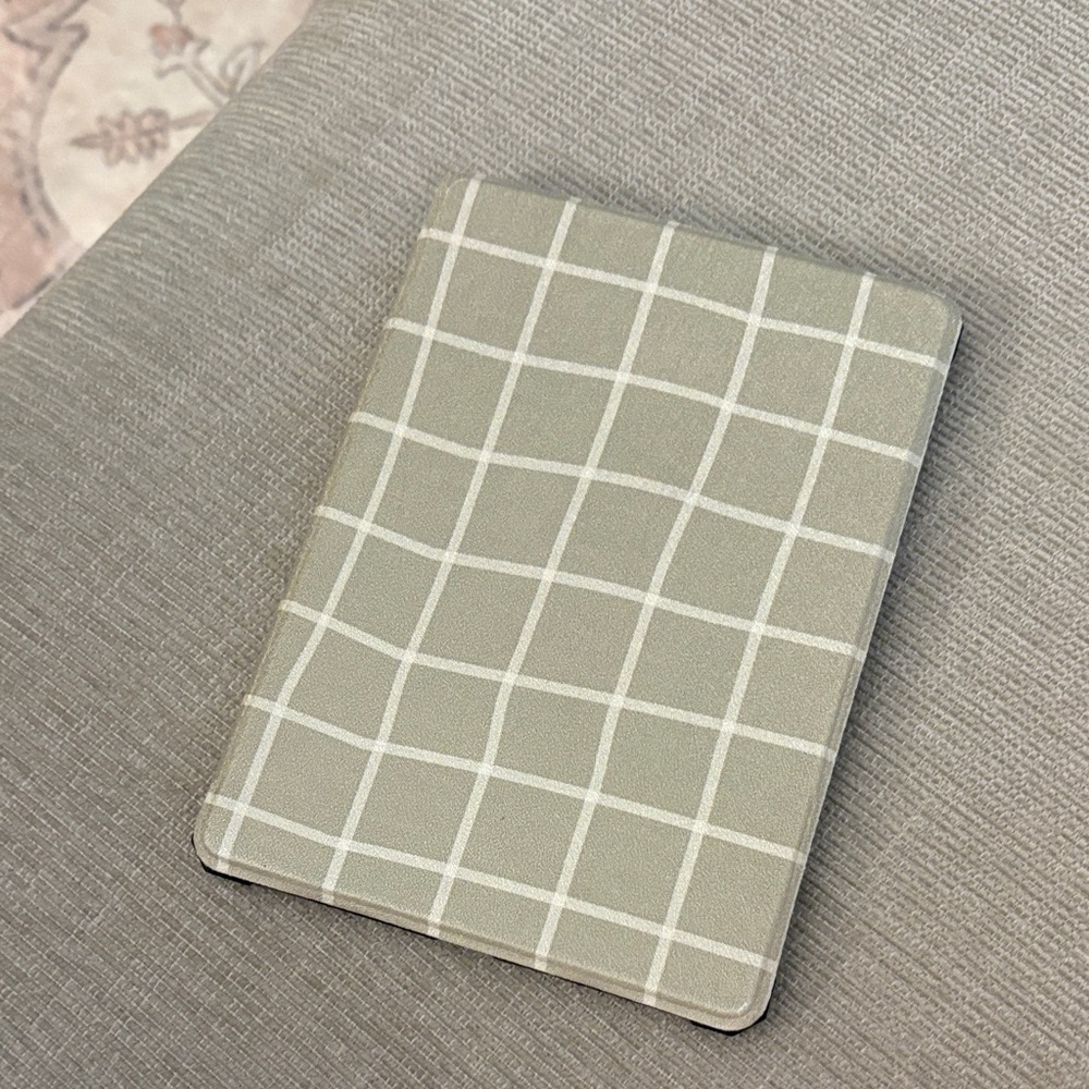 Kindle Paperwhite 11th Generation & Case - Picture 3 of 4